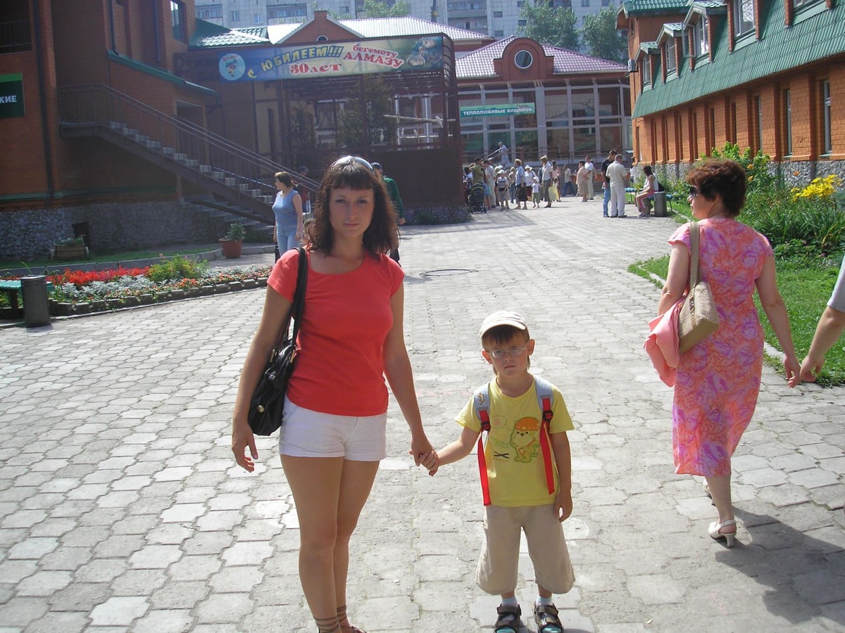 Этому фото 19 лет, мне здесь 24 года, первому сыну четыре. 