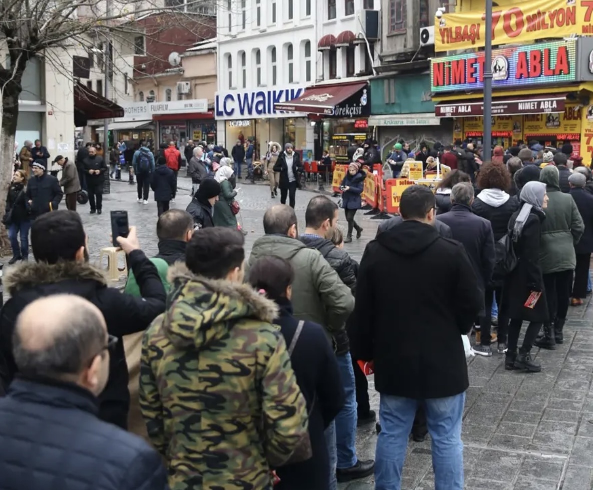 Очень в киоск по продаже лотерейных билетов 