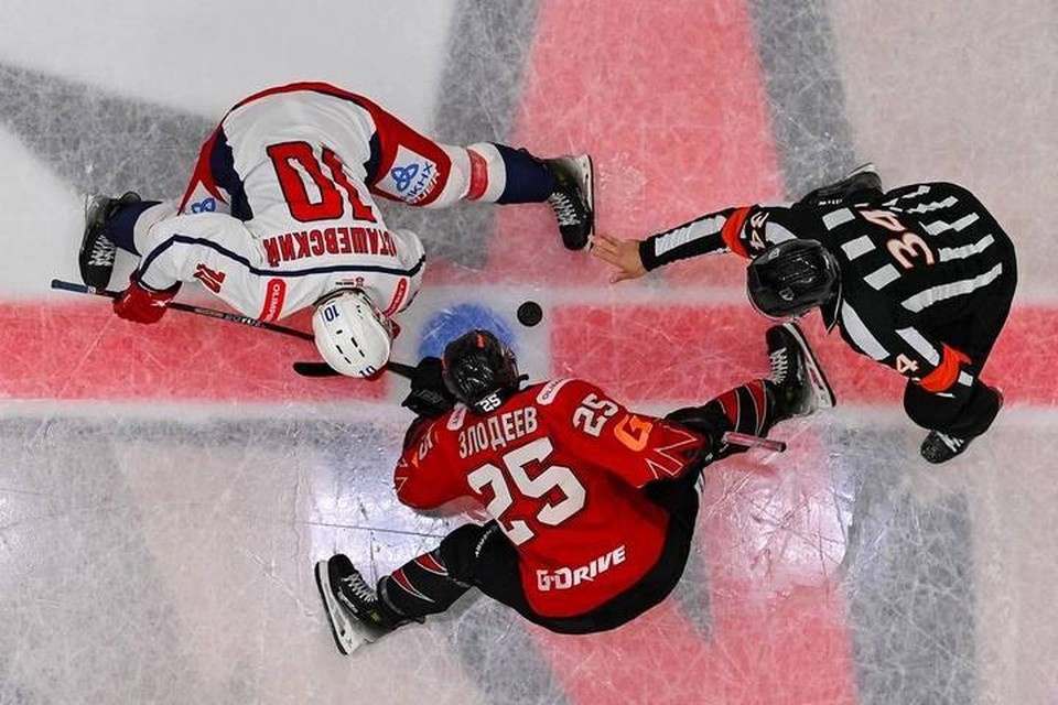    Победная шайба на счету Егора Круженкова. Фото: пресс-служба ХК «Омские Крылья»