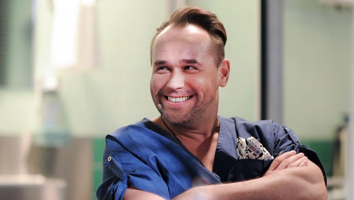 Максим Аверин в роли доктора Брагина в сериале "Склифосовский"