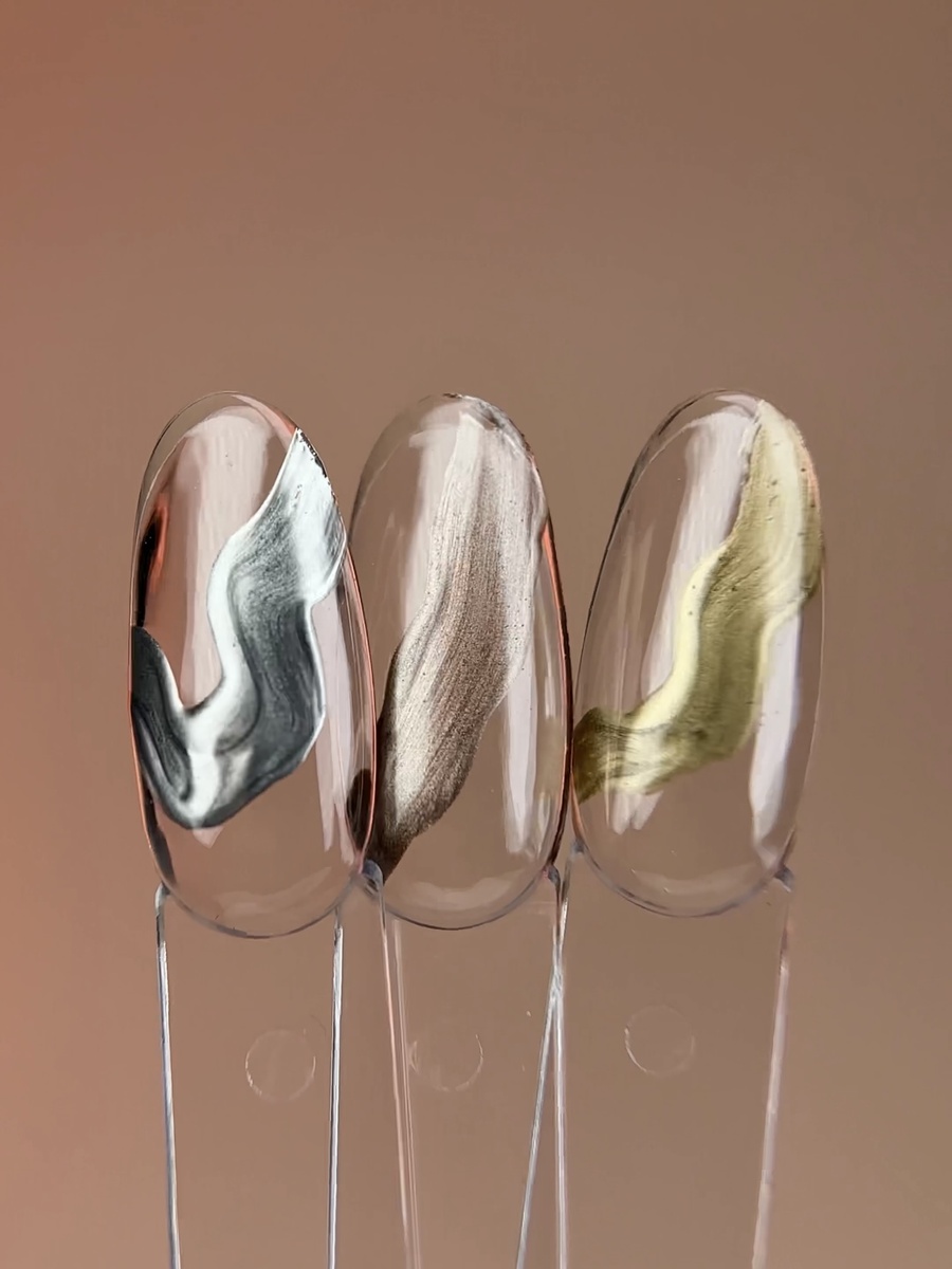 Первое и самое крутое что меня зацепило, это металлические краски, которые РЕАЛЬНО как металл 😍 ура, теперь не нужны танцы с бубнами и ожидания «когда же краска сработает» ❤️

Второе, это необычная коллекция призма. Она очень напоминает ту самую голографическую втирку, только это гель-лак с супер пигментацией 💪🏻

Краска для френча с готовой кистью в флаконе 🥹 признаться честно, я уже ее заказывала, очень давно, просто она у меня закончилась 😂 удобная вещь особенно для новичков, все сделано за Вас ❤️

Удобные крем-гели ✨ удобные - клянусь 😄 молочный у меня красуется каждый день на столе целую неделю, клиенты хотят молочный, я тянусь за ним, чтобы отработать быстрее 😊 вот такой вот он удобный.

И вишенка на торте - это салфетки 😍 самая незаменимая вещь в работе мастера. В рулоне 500шт, очень легко отрываются (что является большим плюсом среди других таких продуктов), ну и ворса действительно нет ❤️

Все материалы можно заказать на вб и озон, а я по классике артикулы оставлю на вб: 

• металлическая краска: 230584178
• гель-лак для френча: 43733355
• призма синяя: 64932807
• призма золотая: 64932804
• крем-гель молочный: 120031765
• крем-гель персиковый: 120031775
• крем-гель розовый: 120031768
• салфетки: 596390948