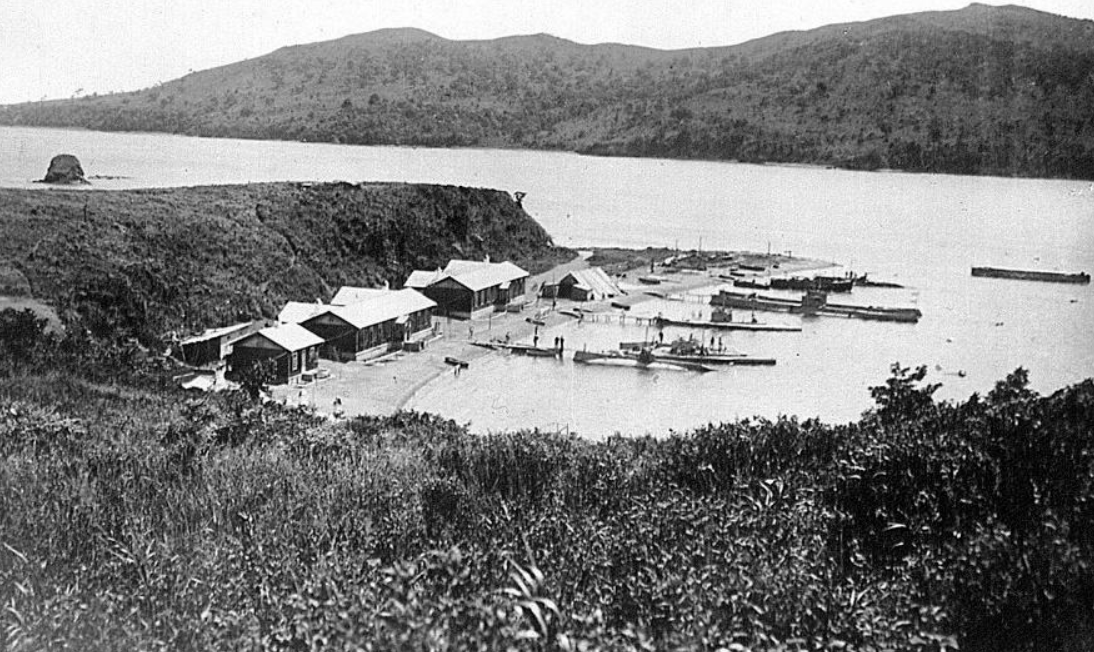 База подводных лодок в бухте Разбойник