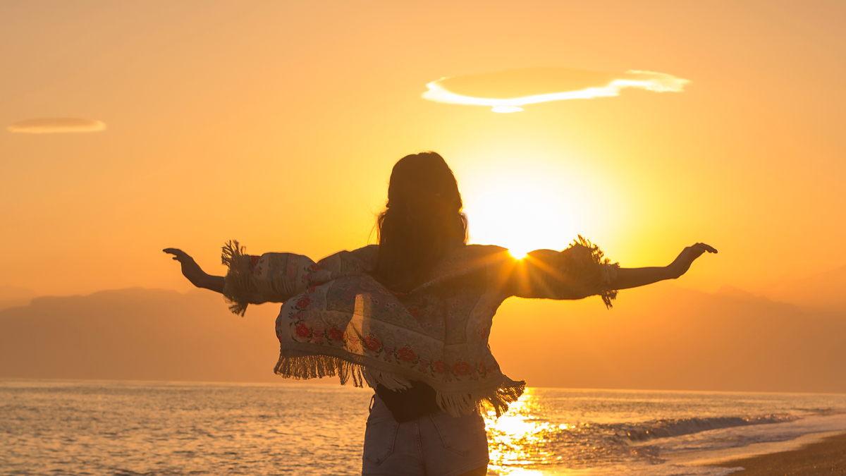 Дисклеймер. Это не сказка про "уволилась и через неделю стала миллионершей". Это реальная история Анны, которая пять лет работала в офисе, копила на "потом", и в один день поняла — "потом" может никогда не наступить. История о том, как увольнение стало не концом, а началом настоящей жизни.