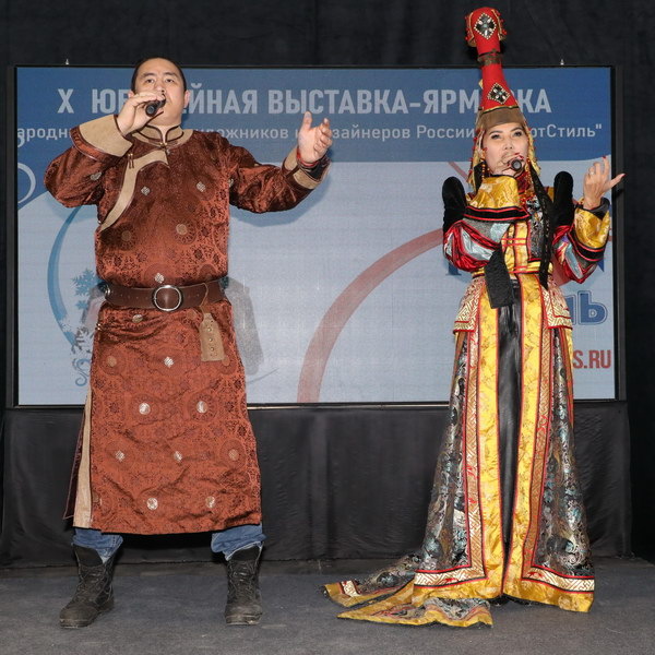     Битва дизайнеров, бивни мамонта и эксперименты с гуслями: почему мы не забудем юбилей выставки «РусАртСтиль»