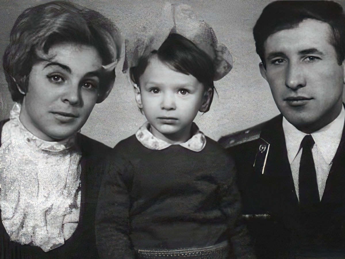 Ирина Гринёва в детские годы с мамой и папой