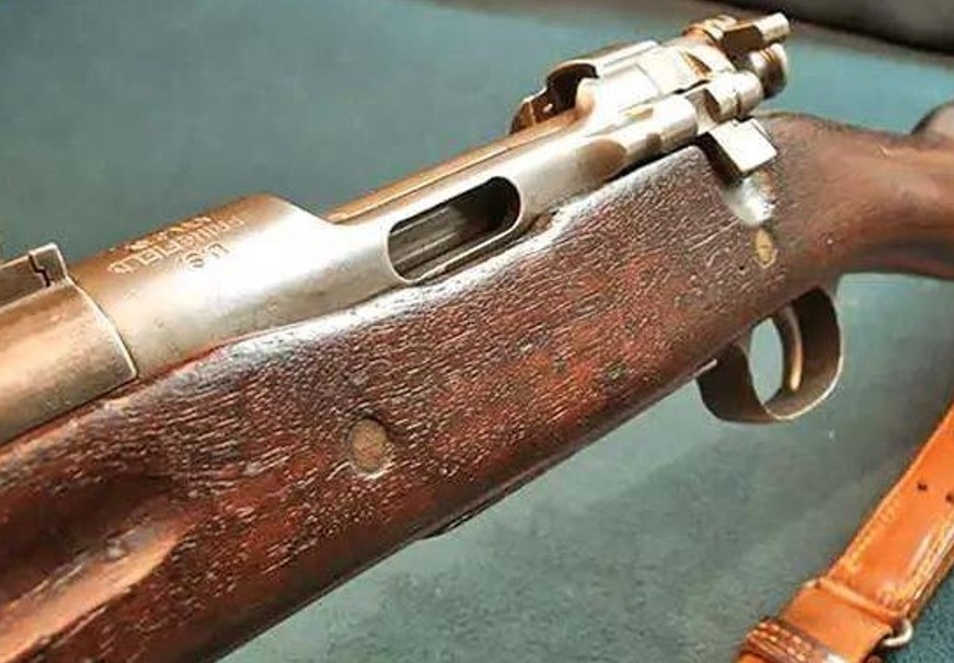 Вырез в ствольной коробке и вложе.