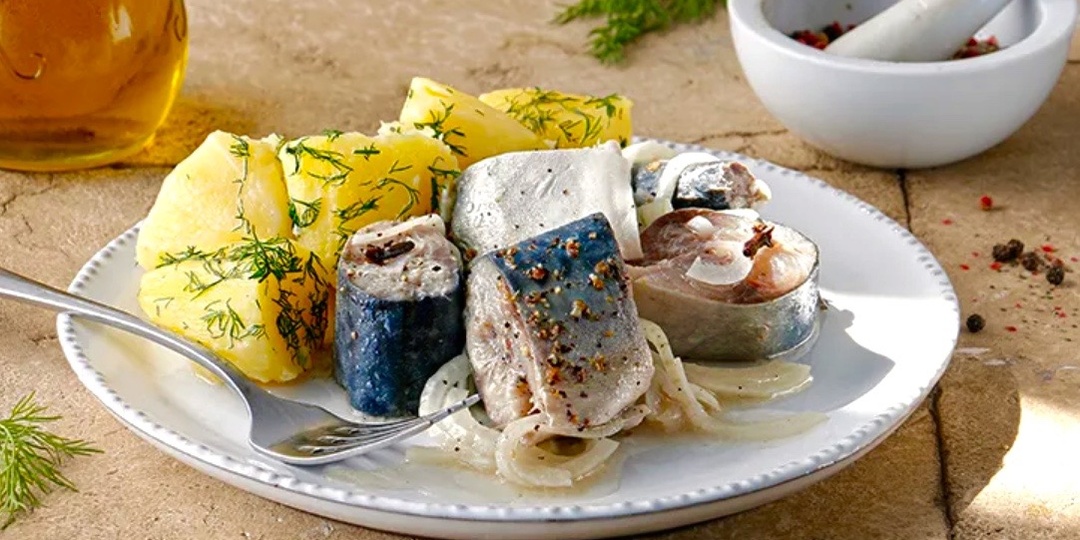 Скумбрия малосольная и маринованная. До чего же вкусна. Можно съесть сразу целую гору такой рыбки.