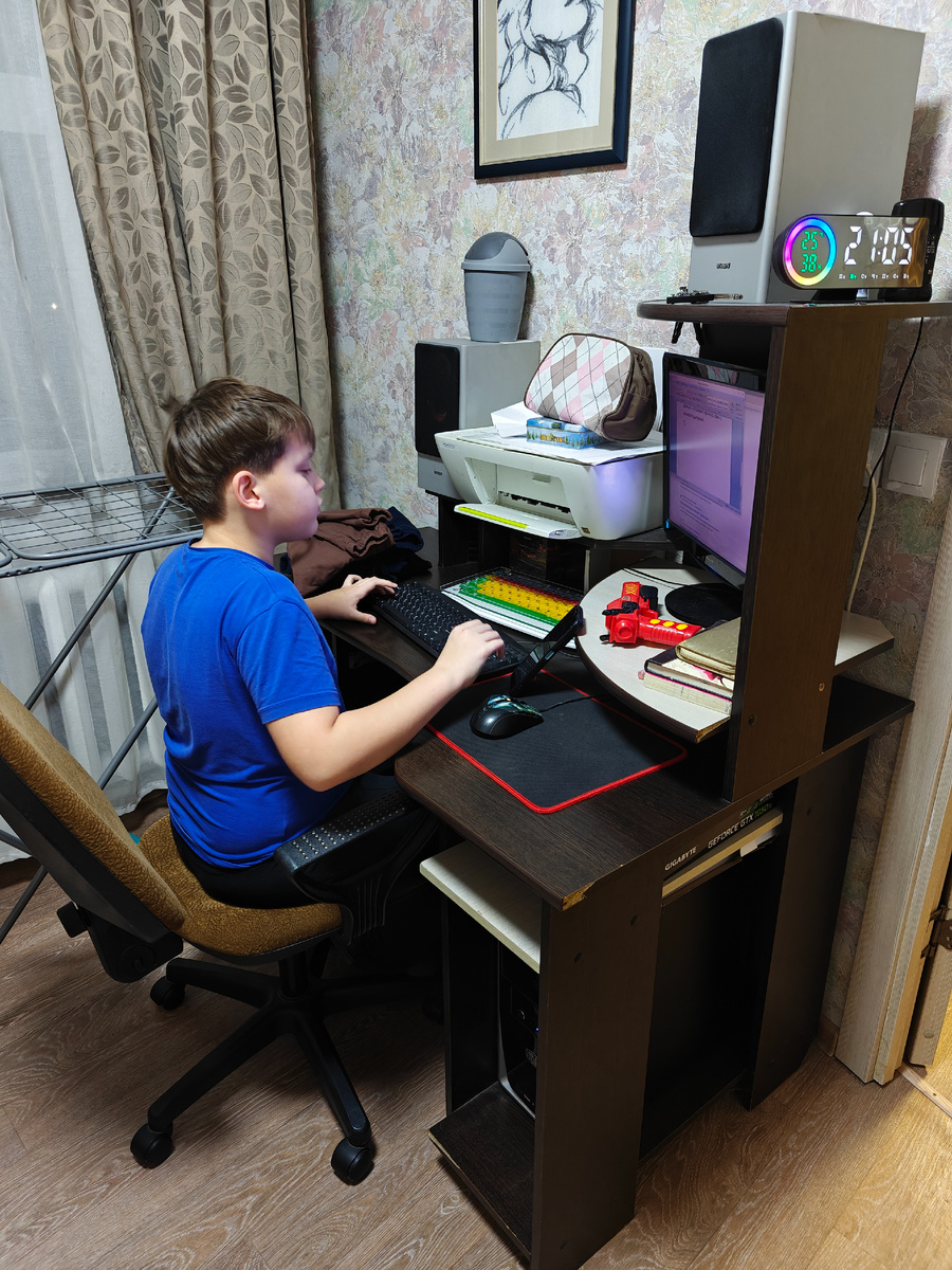 Уже пора ложиться спать, а дети делают уроки... Сëма пишет проект по музыке. 