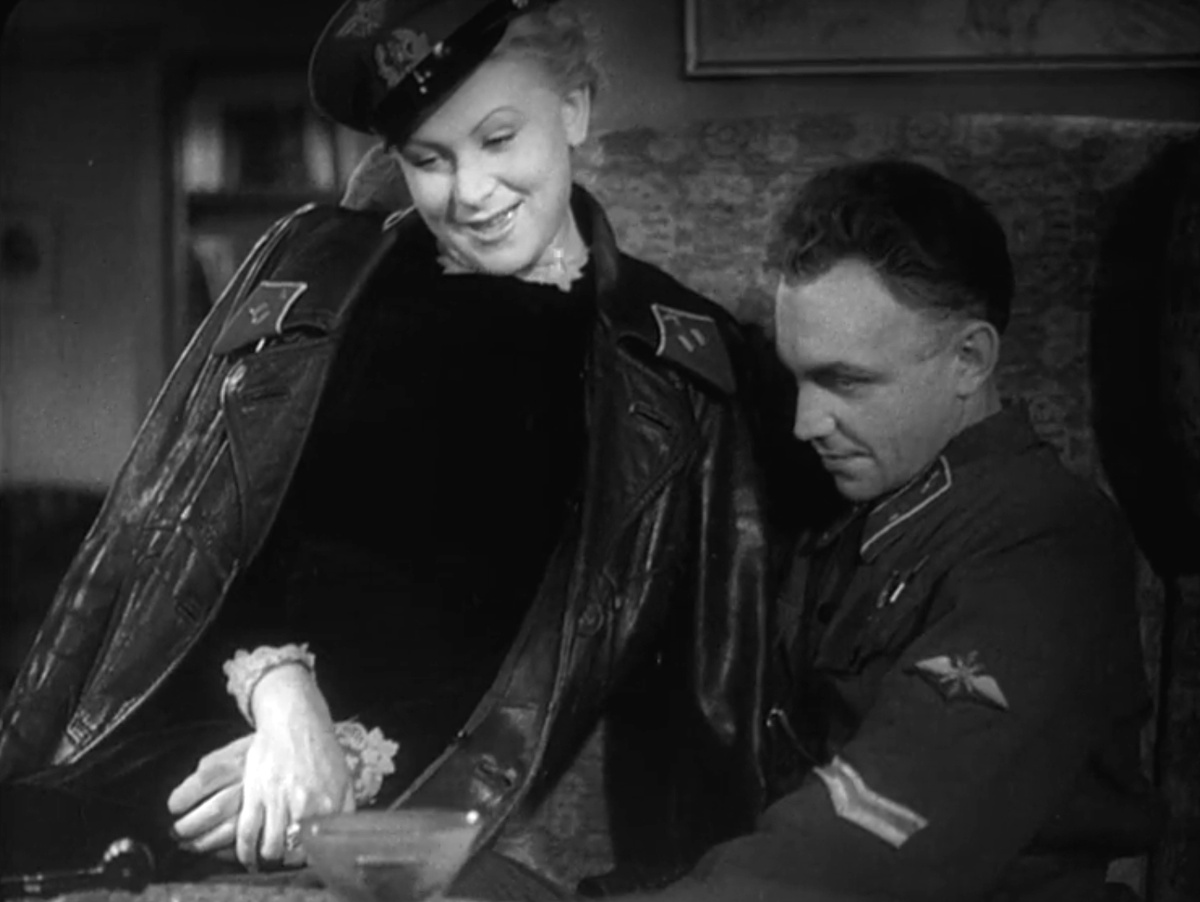 Кадр из кинофильма "Жди меня", 1943 г., режиссеры Борис Иванов, Александр Столпер, сценарист Константин Симонов, композитор Николай Крюков (скриншот)