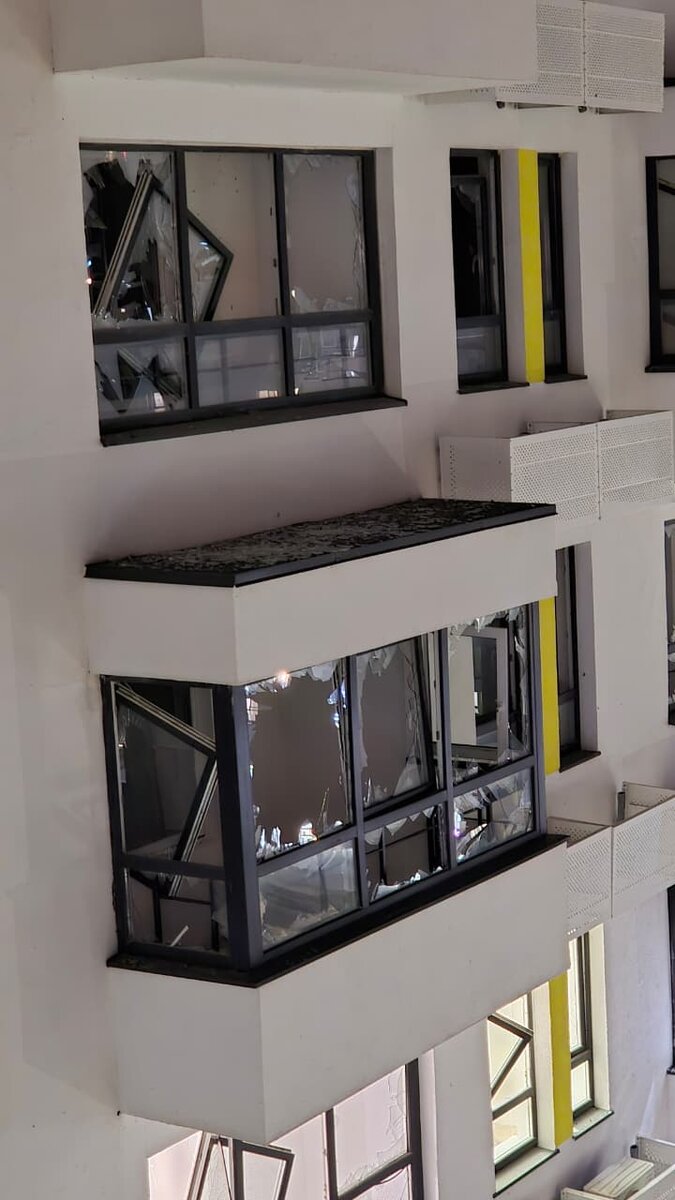 Разбитые стекла в соседнем подъезде.