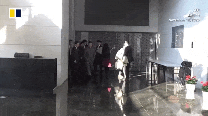    Эта встреча японского дипломата Масааки Канаи и его китайского коллеги Лю Цзинсуна вызвала скандал. Видео: Independent