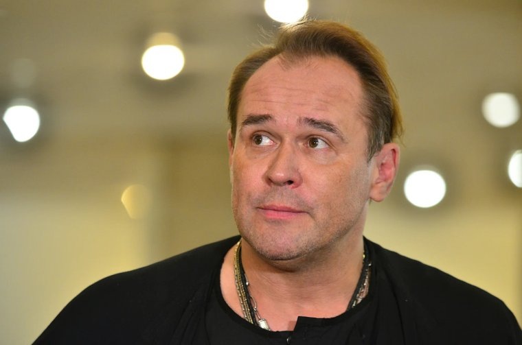    С девяти лет Аверин занимался в театральной студии при Доме кино и участвовал в постановке «Бранденбургские ворота» в Театре миниатюр