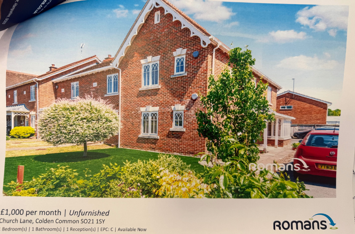 Рекламная брошюра об аренде односпальной квартиры. Фотография из личного архива. 