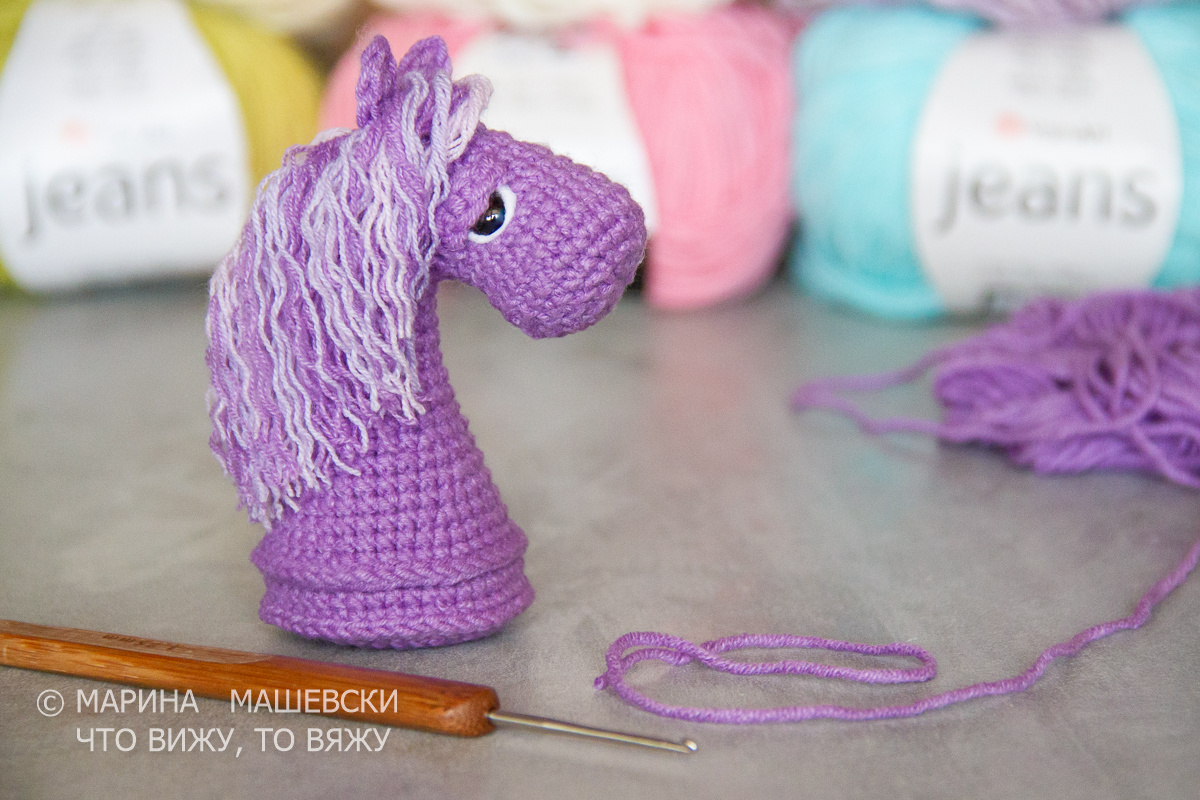 Конь не грустный. Он - философ! :)