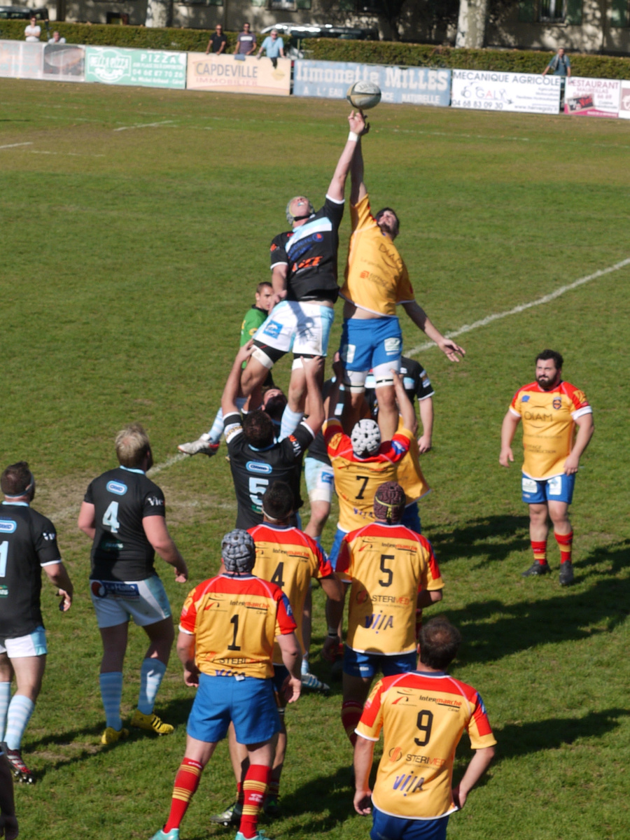 Розыгрыш аута, по регбийному коридора.