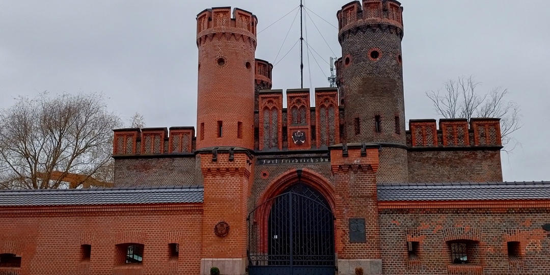 Фридрихсбургские ворота в Калининграде и полуденный пушечный выстрел! Пли!