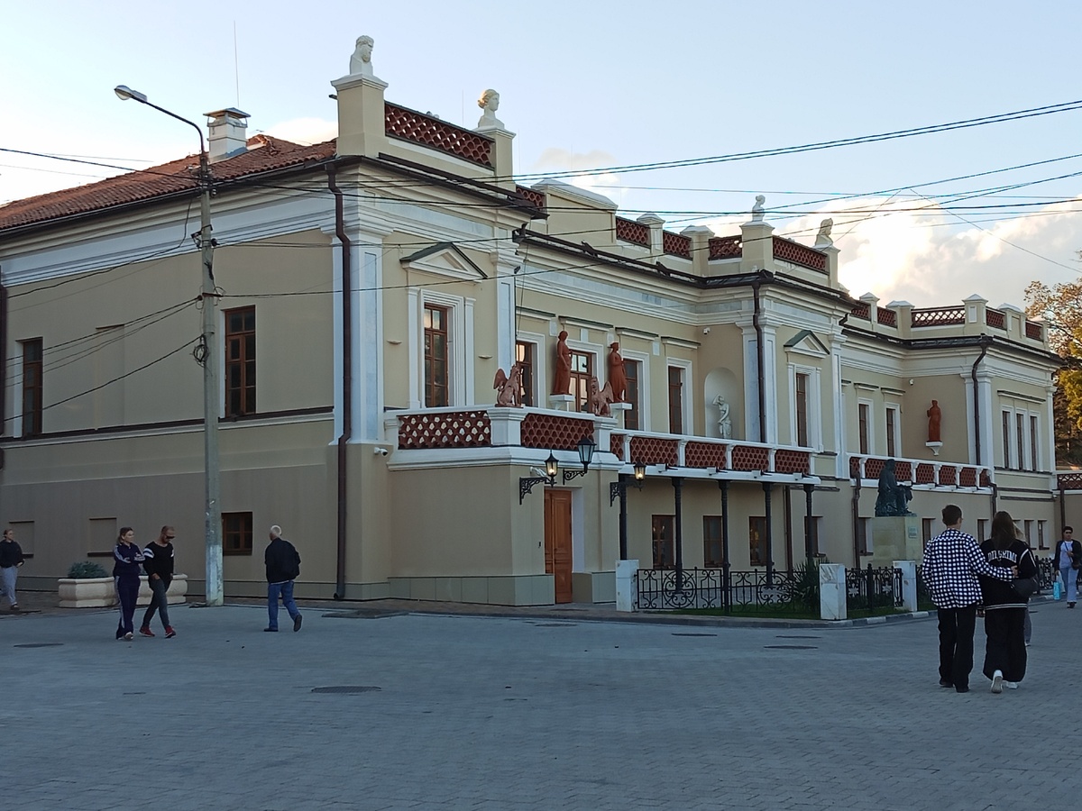 Феодосия. Октябрь 2025. Картинная галерея. Фото автора