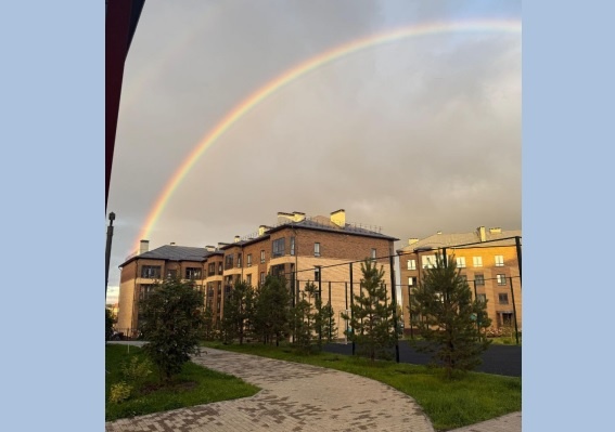 Вначале мы увидели лишь левую половину радуги.