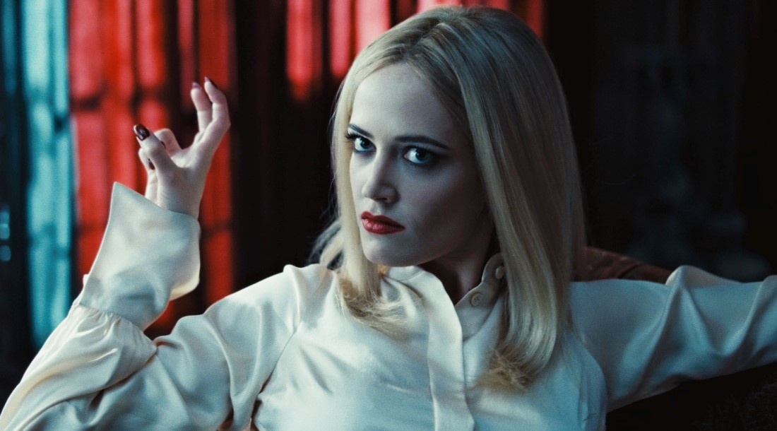     Ева Грин, кадр из фильма «Мрачные тени» (2012)