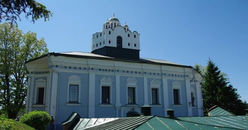    Из старинного Михайловского монастыря в Переяславе местная власть выгоняет монахов УПЦ