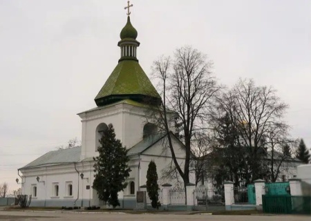    Из старинного Михайловского монастыря в Переяславе местная власть выгоняет монахов УПЦ