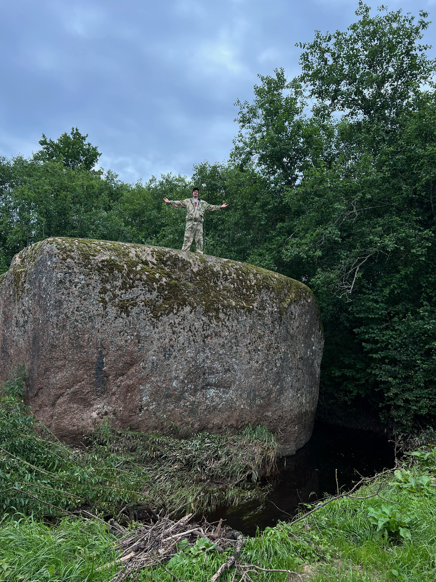 Автор и Валун