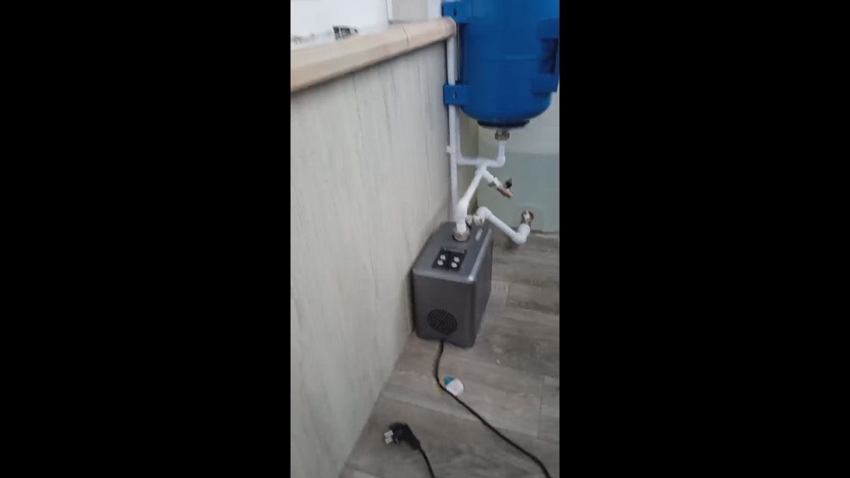 Установка насоса и бочки на балконе