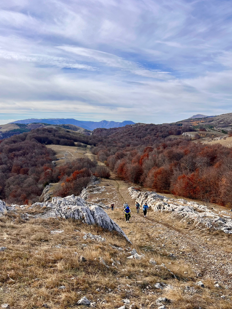 Стою на вершине горы Диплис и снимаю поднимающуюся сюда группу туристов