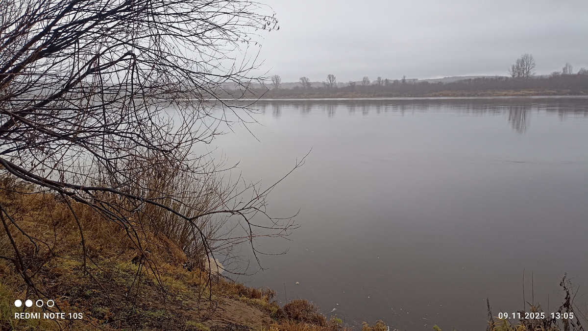 Река Вятка. Воздух влажно-холодный, будто туманный. Фото автора.