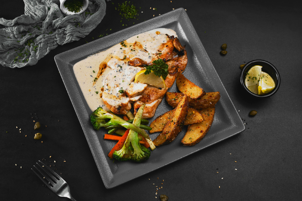 Хотите «ресторанный» обед без лишней возни? Жарим курицу до корочки, делаем соус в той же сковороде — и получаем блюдо, которое съедят до последней капли. 🍽️🔥