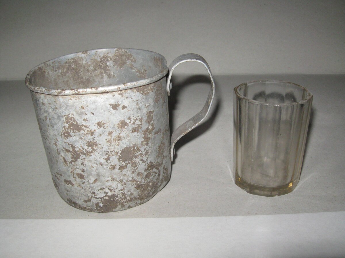 алюминиевая кружка завода «Красный выборжец» и стопарик НКЛП  з-д Артема.
Фото экспонатов из коллекции Масленкова Игоря Витальевича