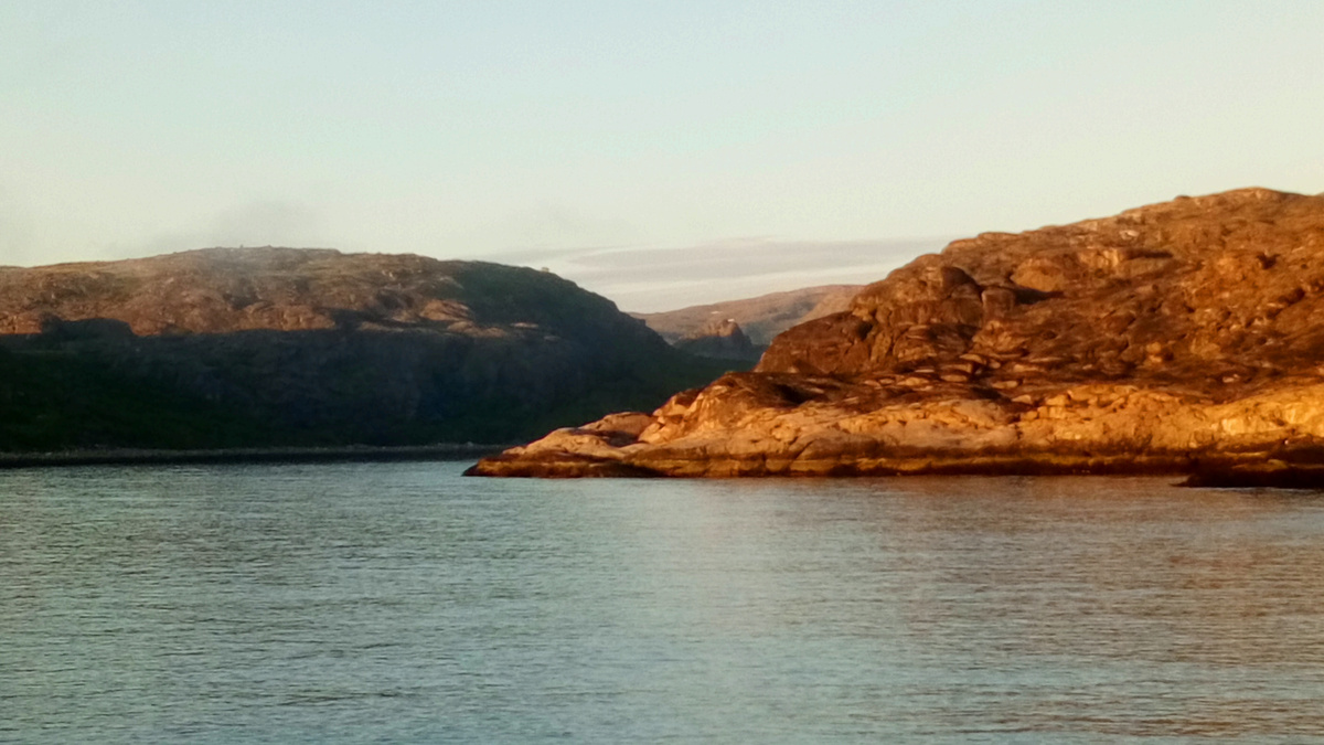 Низкое солнце выхватывает лишь отдельные скалы.