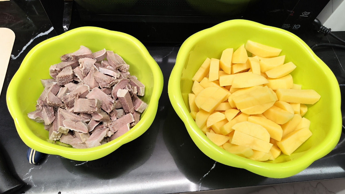 Основные ингредиенты - картошка и язык 