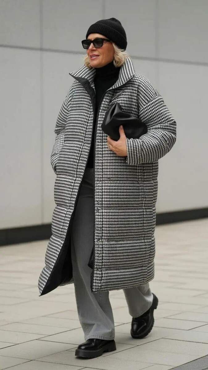 Длинный силуэт в классическом рисунке «гусинная лапка», спокойная нейтральная палитра и выразительные акцентные детали создают одновременно практичный и продуманный городской вид.