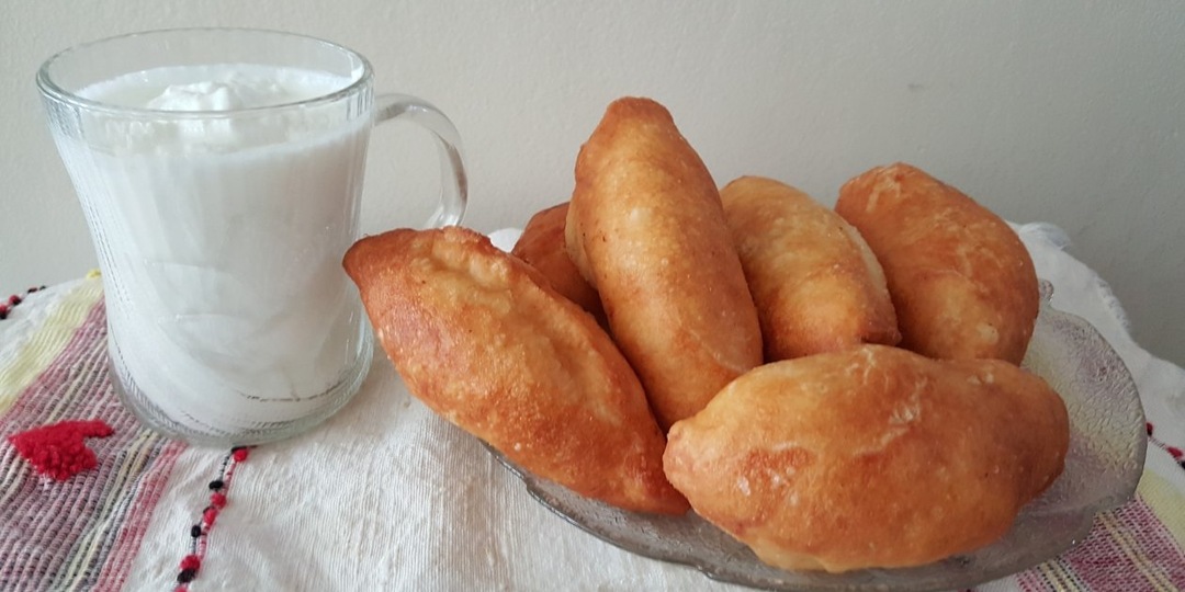 Выложила на стол — и все замолчали, только хруст слышен: пирожки исчезают быстрее, чем я достаю форму