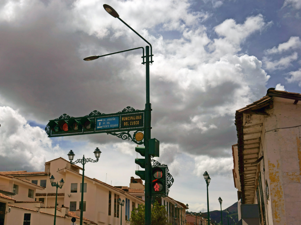 Даже светофоры в Куско заботливо вписаны в архитектуру города