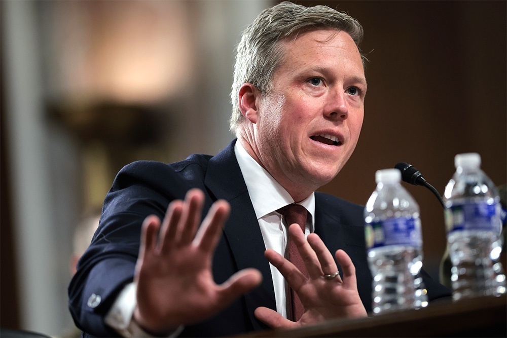 - Своё мнение оставьте при себе! Здесь говорю я от имент Америки и Дональда Трампа