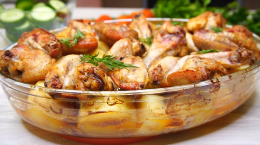 Готовлю обед одним движением руки: Сочные крылышки и хрустящая картошка в духовке