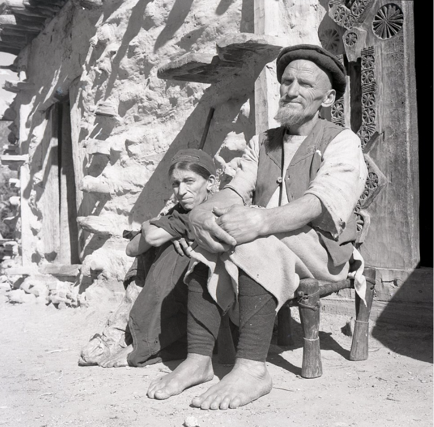 Пара на улице деревни Вайгал, провинция Нуристан