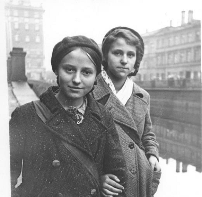 Школьницы Блокадного Ленинграда потушившие зажигательную бомбу упавшую на чердак дома. Валя Иванова и Валя Игнатович. 1941 год. 