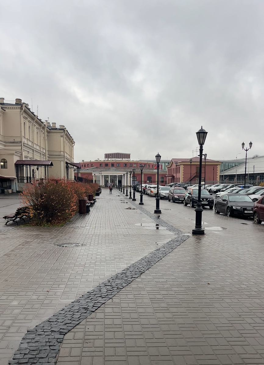 Вид на входную зону Музея Железных дорог России с Библиотечного переулка. Фото автора.
