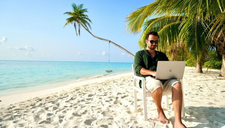    Ненужный груз: какие гаджеты не стоит брать с собой в отпуск? Фото: Kemal Esensoy on Unsplash