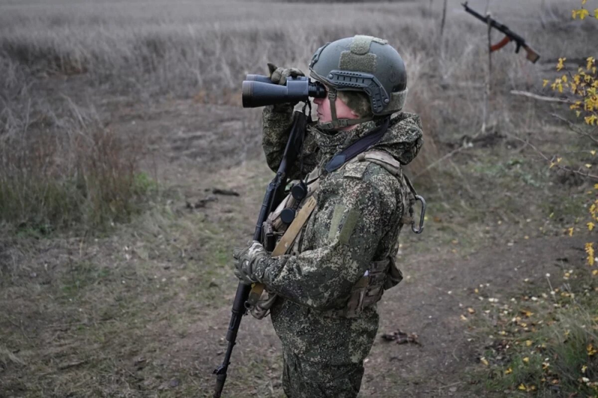   Военнослужащий группировки войск «Центр» во время работы на посту воздушного наблюдения на Красноармейском направлении СВО.