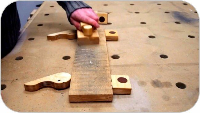 Фиксация доски с помощью эксцентриковых зажимов.