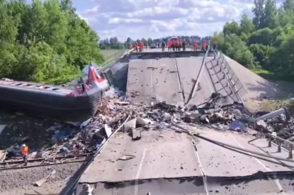    31 мая террористы подорвали железнодорожный мост в Брянской области. 7 человек погибли в поезде.