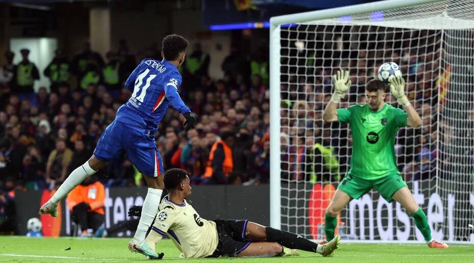    Гол Эстевао добавил «Челси» уверенности в победе над «Барсой». Фото: Reuters