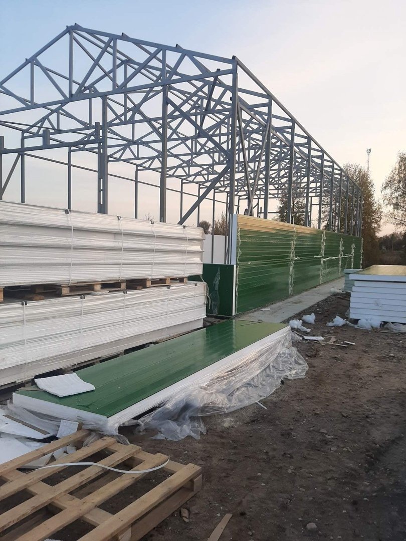 Фото: монтаж металлоконструкций и сэндвич-панелей