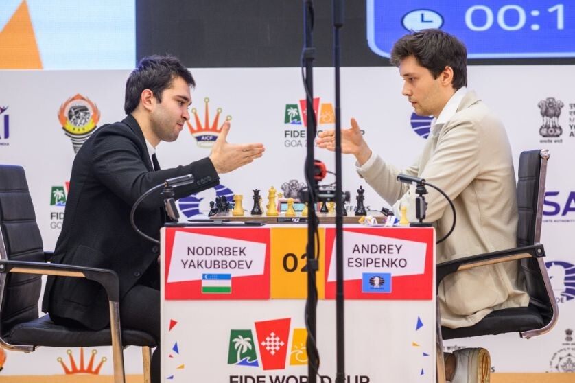 Нодирбек Якуббоев первым поздравил российского гроссмейстера Андрея Есипенко с победой в матче за третье место в Кубке мира-2025.