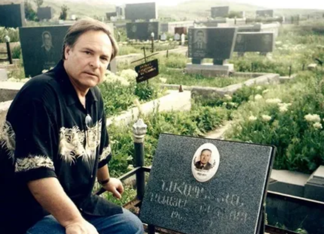 Родион Нахапетов на могиле отца