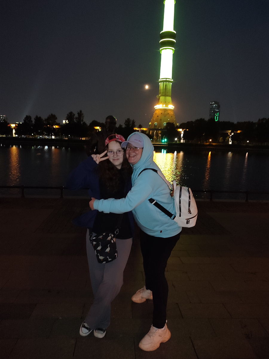 Летом возле Останкинской башни, фото для иллюстрации